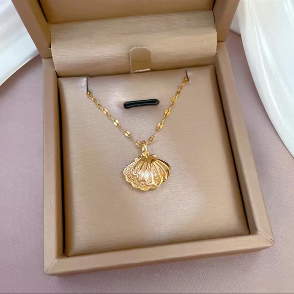 Gold 18k Plated Sea Shell Pearl Pendant Necklace - Picture 3 of 6